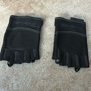 NWOT Harley Davidson fingerless riding gloves. Size small.